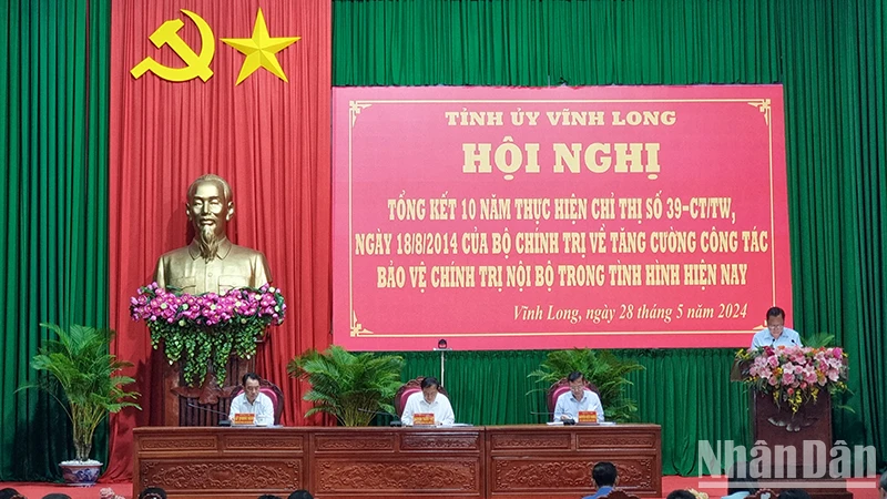 Chủ trì hội nghị. 