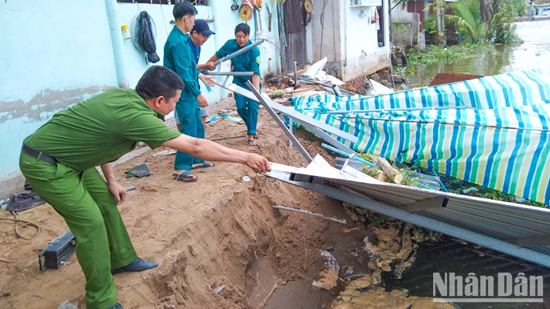 Lực lượng chức năng xã Tân An Luông đến hỗ trợ người dân di dời tài sản. 