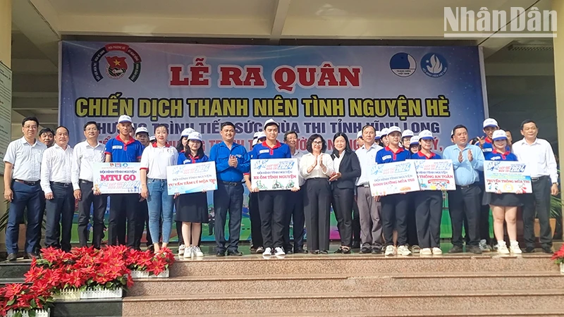 Ra mắt 5 Đội hình tình nguyện “Tiếp sức mùa thi” tỉnh Vĩnh Long năm 2024.