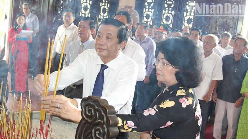Nguyên Phó Chủ tịch nước Đặng Thị Ngọc Thịnh cùng lãnh đạo tỉnh Vĩnh Long dâng hương kỷ niệm 112 năm ngày sinh Chủ tịch Hội đồng Bộ trưởng Phạm Hùng. 