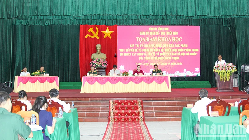 Đại biểu trình bày tham luận tại buổi Tọa đàm. 