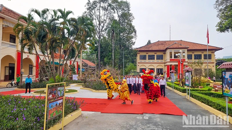 Đoàn lãnh đạo tỉnh Vĩnh Long viếng Nhà thờ Quốc tổ Hùng Vương trong khuôn viên Bảo tàng tỉnh Vĩnh Long. 