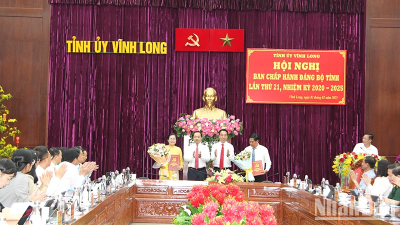 Bí thư Tỉnh ủy Vĩnh Long Trần Tiến Dũng trao Quyết định và hoa chúc mừng lãnh đạo Ban Tuyên giáo và Dân vận Tỉnh ủy. 