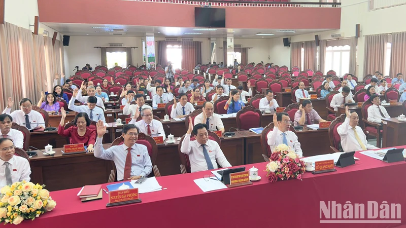 Đại biểu thống nhất cao Nghị quyết tại kỳ họp. 