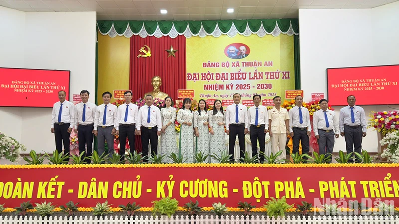 Ban Chấp hành Đảng bộ xã Thuận An nhiệm kỳ 2025-2030 ra mắt tại đại hội.