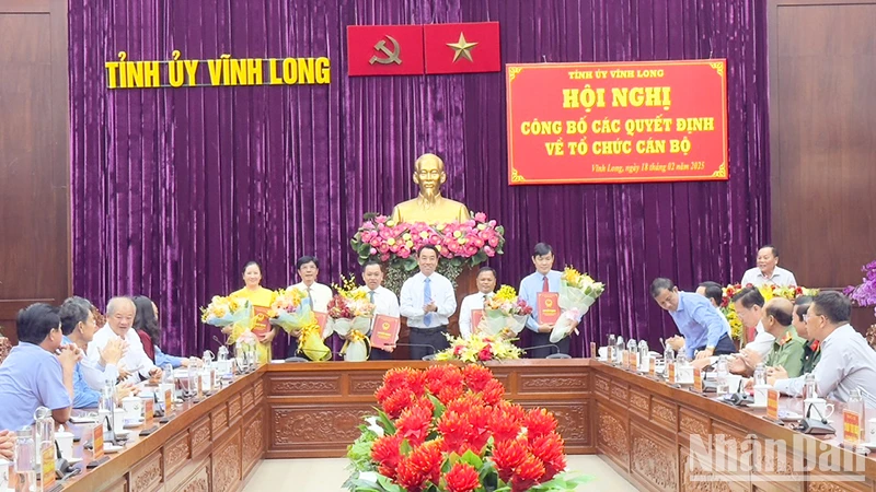 Chủ tịch Ủy ban nhân dân tỉnh Vĩnh Long Lữ Quang Ngời trao quyết định và hoa chúc mừng lãnh đạo các sở, ngành của tỉnh vừa nhận nhiệm vụ mới. 