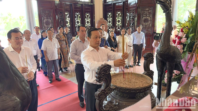 Bí thư Tỉnh ủy Vĩnh Long Trần Tiến Dũng dâng hương. 