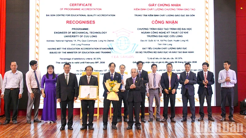 Trao chứng nhận đạt kiểm định chất lượng chương trình đào tạo. 