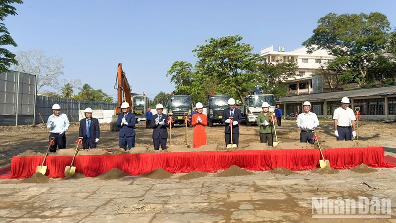 Nghi thức lễ khởi công công trình. 