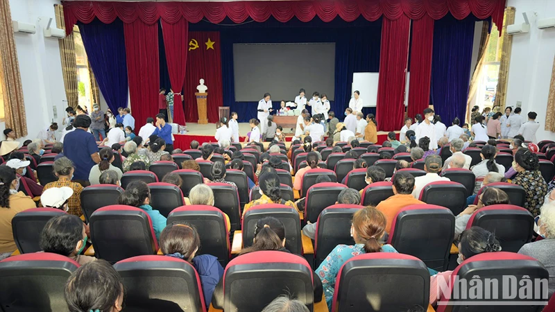 Người dân được làm thủ tục khám bệnh. 