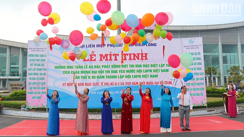 Phụ nữ Vĩnh Long hưởng ứng Tuần lễ áo dài.
