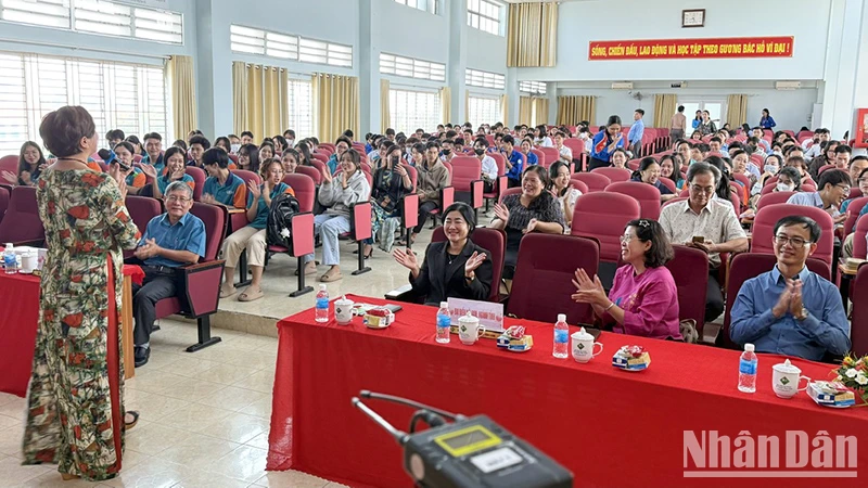 Tiến sĩ Phạm Thị Thúy, giảng viên chính Học viện Chính trị quốc gia khu vực II trình bày nội dung về ngày hạnh phúc. 