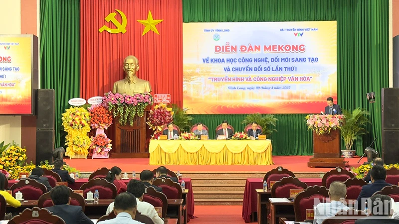 Chủ tọa tham gia diễn đàn. 