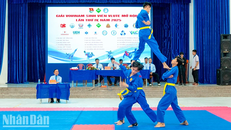 Thí sinh tham gia thi diễn. 