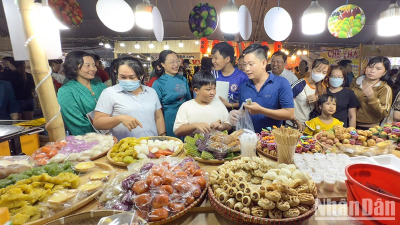 Tham quan gian hàng bánh dân gian Nam Bộ.