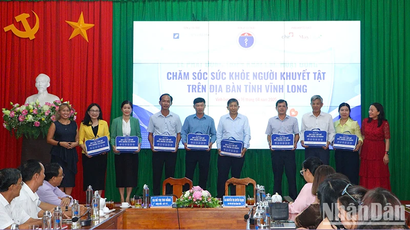 Các đơn vị trao tặng 8 máy thông minh chăm sóc sức khỏe ban đầu cho Sở Y tế Vĩnh Long. 