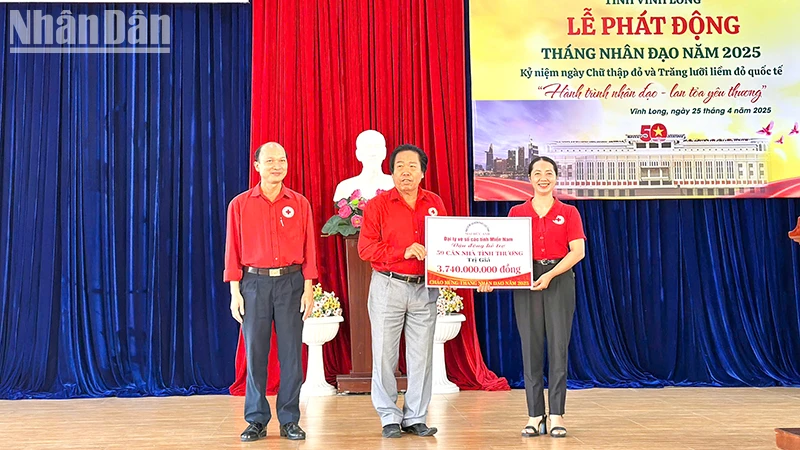 Nhà tài trợ tặng Nhà tình thương tại buổi lễ phát động. 