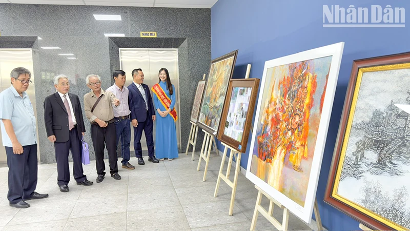 Đại biểu tham quan triển lãm.