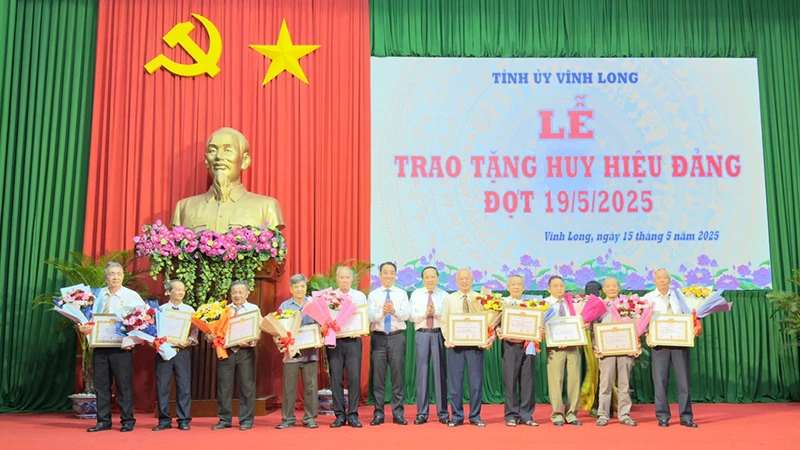 Lãnh đạo tỉnh Vĩnh Long trao Huy hiệu Đảng cho các đảng viên.