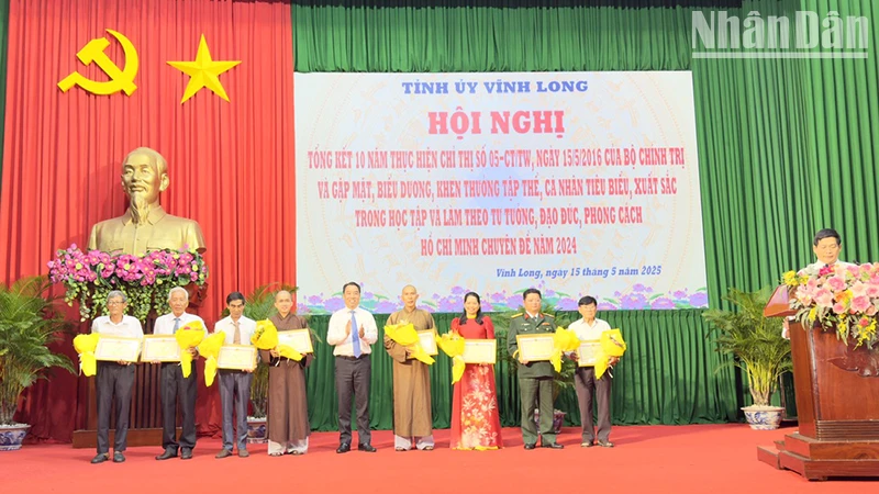 Lãnh đạo tỉnh khen thưởng những cá nhân điển hình tiên tiến làm theo Bác.