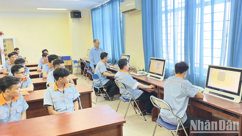 Sinh viên chuyên ngành thiết kế vi mạch Trường đại học Sư phạm kỹ thuật Vĩnh Long đang thực hành.