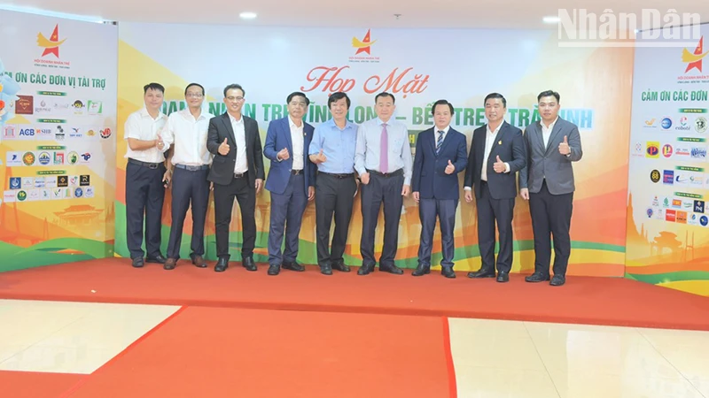 Đại biểu là doanh nhân trẻ chụp hình lưu niệm với lãnh đạo tỉnh Vĩnh Long. 