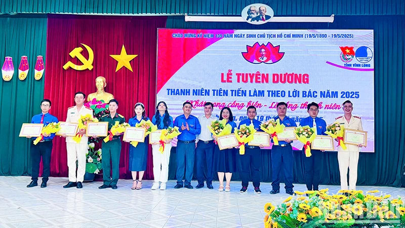 Những thanh niên tiên tiến làm theo lời Bác được tuyên dương. (Ảnh: BÁ DŨNG)