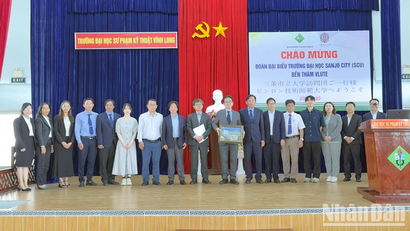 Lãnh đạo Sở Giáo dục và Đào tạo tỉnh Vĩnh Long chụp hình lưu niệm cùng với lãnh đạo 2 trường tại buổi gặp gỡ. 