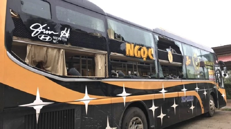 Chiếc xe khách bị bể nát hết kính.