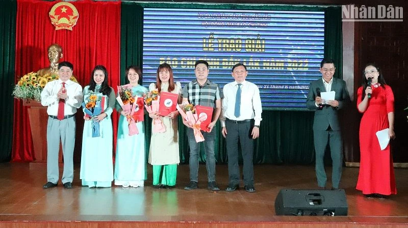Lãnh đạo tỉnh Đắk Lắk trao Giải A cho các tác giả có tác phẩm đoạt giải.