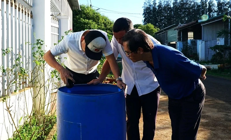 Trung tâm Kiểm soát bệnh tật tỉnh Đắk Lắk kiểm tra véc-tơ truyền bệnh tại khu vực bệnh nhi sinh sống. (Ảnh: Quang Nhật)