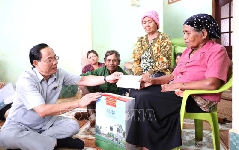 Phó Chủ tịch Quốc hội, Thượng tướng Trần Quang Phương thăm gia đình bà H’Juôm (thân nhân liệt sĩ) tại thành phố Buôn Ma Thuột. (Ảnh: TTXVN)