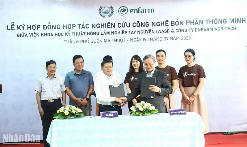 Lãnh đạo Viện Khoa học kỹ thuật Nông-Lâm nghiệp Tây Nguyên (WASI) và Công ty Enfarm Agritech ký kết hợp đồng hợp tác nghiên cứu công nghệ phân bón phân “thông minh” vào phục vụ sản xuất nông nghiệp. 