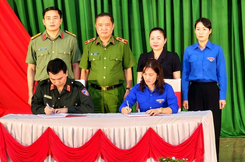 Đại diện Đoàn Thanh niên cộng sản Hồ Chí Minh, Bộ tư lệnh Cảnh sát cơ động (Bộ Công an) và Huyện đoàn Cư Kuin ký kết quy chế phối hợp tổ chức các hoạt động đền ơn đáp nghĩa, an sinh xã hội nhân kỷ niệm 76 năm Ngày thương binh - liệt sĩ.