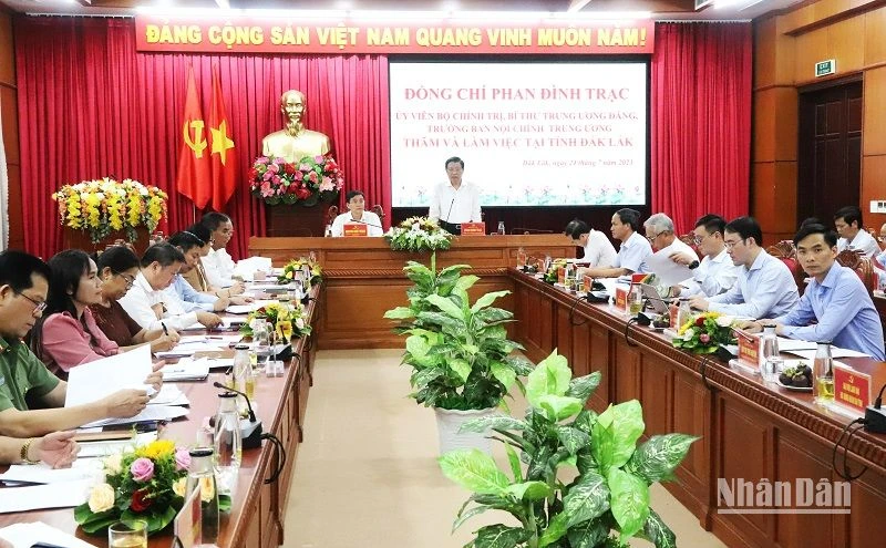 Trưởng Ban Nội chính Trung ương Phan Đình Trạc phát biểu tại buổi làm việc.