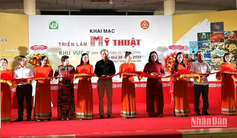 Các đại biểu cắt băng khai mạc Triển lãm Mỹ thuật khu vực V- Nam Trung bộ và Tây Nguyên lần thứ 28 năm 2023.