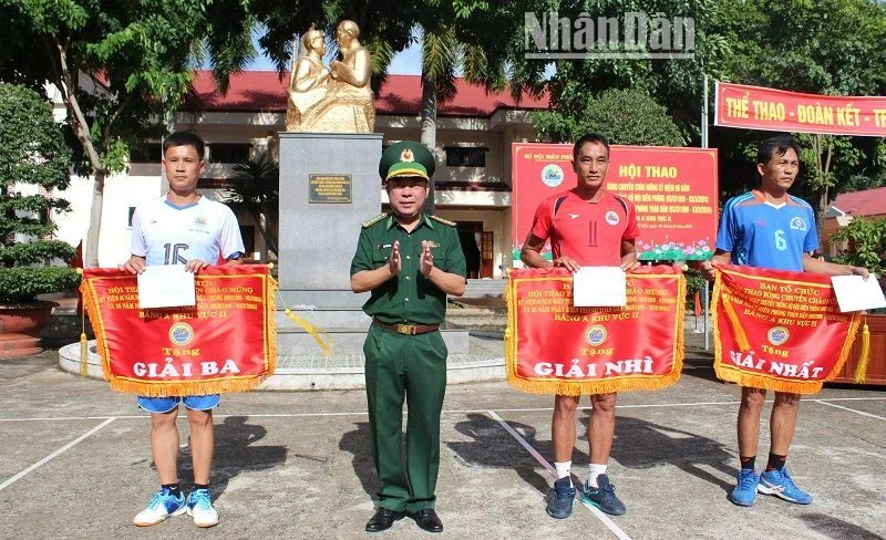 Đại tá Đào Viết Hùng, Chỉ huy trưởng Bộ đội Biên phòng tỉnh Đắk Lắk trao tặng Cờ giải Nhất, Nhì, Ba cho các đội bóng chuyền Bộ đội Biên phòng tỉnh Đắk Lắk, Quảng Nam, Đắk Nông.