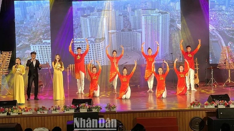 Chương trình giao lưu văn hóa-văn nghệ diễn ra với nhiều tiết mục hát múa và diễn tấu nhạc cụ đặc sắc của các dân tộc Tây Nguyên và của Nhật Bản.