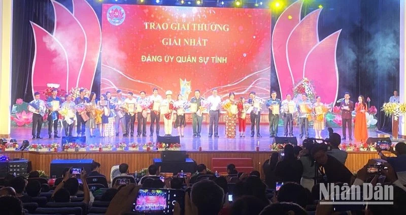 Ban tổ chức Hội thi cán bộ "Dân vận khéo" tỉnh Đắk Lắk năm 2023 trao giải Nhất cho Đảng ủy Bộ Chỉ huy Quân sự tỉnh Đắk Lắk.