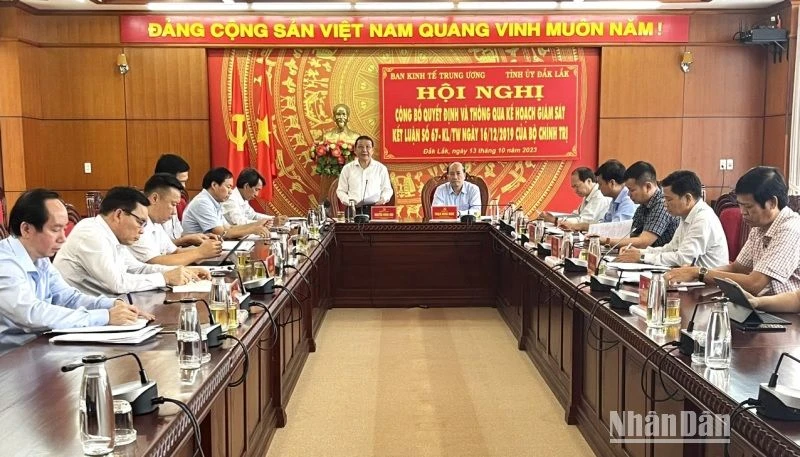 Đồng chí Nguyễn Hồng Sơn, Phó trưởng Ban Kinh tế Trung ương, Trưởng Đoàn giám sát phát biểu tại hội nghị.