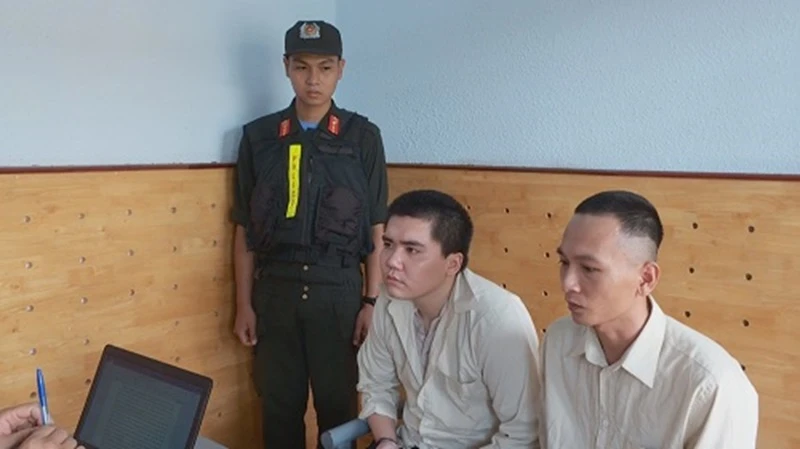 Hai đối tượng Hoàng Đình Nam và Hoàng Văn Vũ tại Cơ quan Công an.