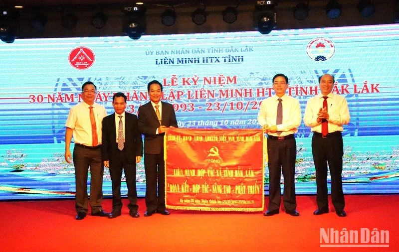 Lãnh đạo Tỉnh ủy và Ủy ban nhân dân tỉnh tặng bức trướng của Tỉnh ủy, Hội đồng nhân dân, Ủy ban nhân dân, Ủy ban Mặt Trận Tổ quốc tỉnh cho Liên minh Hợp tác xã tỉnh mang dòng chữ: Liên minh Hợp tác xã tỉnh Đắk Lắk "Đoàn kết-hợp tác-sáng tạo-phát triển".