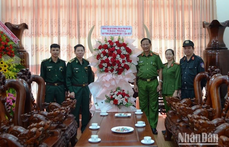 Cán bộ, chiến sĩ Phòng cảnh sát cơ động Công an tỉnh Đắk Lắk chúc mừng Bộ chỉ huy Bộ đội Biên phòng tỉnh Đắk Lắk nhân kỷ niệm 79 năm Ngày thành lập Quân đội nhân dân Việt Nam (22/12/1944-22/12/2023), 34 năm Ngày hội Quốc phòng toàn dân (22/12/1989 - 22/12/2023). 