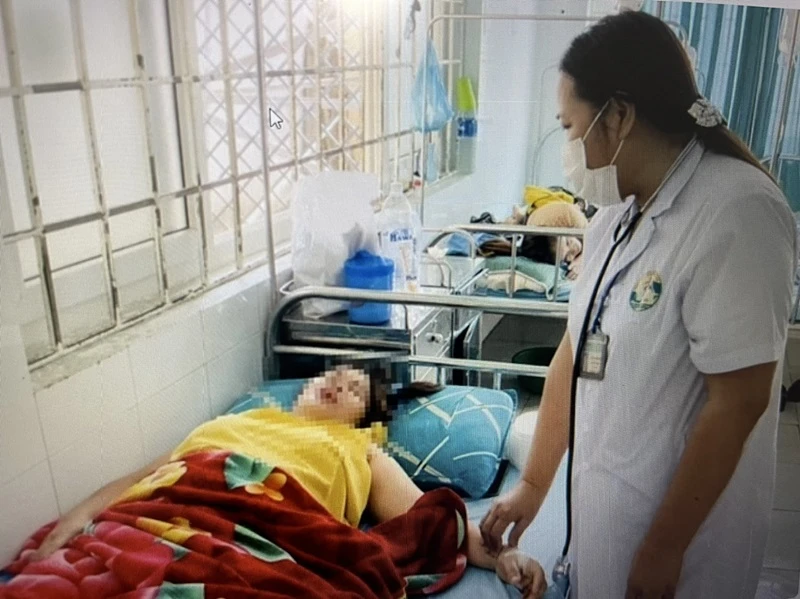 Các trường hợp nghi ngộ độc thực phẩm đang được điều trị tại cơ sở y tế. (Ảnh: CTV)