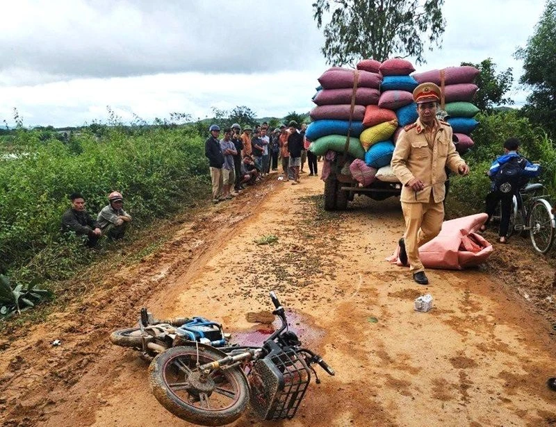 Vụ tai nạn giao thông xảy ra giữa xe máy cày không biển số với xe đạp điện trên địa bàn huyện Ea Kar. (Ảnh: Phòng CSGT)