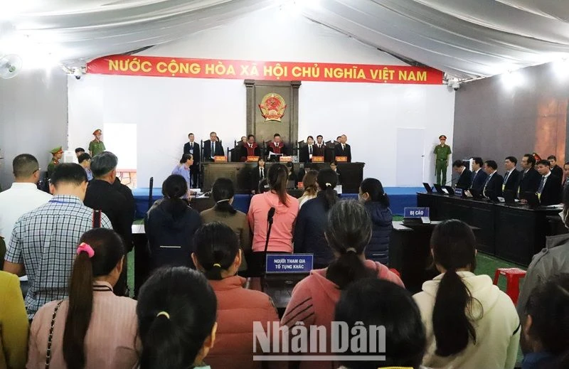 Khai mạc phiên tòa lưu động xét xử sơ thẩm công khai vụ án “Khủng bố nhằm chống chính quyền nhân dân; Khủng bố; Tổ chức cho người khác xuất cảnh, nhập cảnh trái phép; Che giấu tội phạm” xảy ra vào đêm 10, rạng sáng 11/6/2023 tại huyện Cư Kuin, tỉnh Đắk Lắk. 