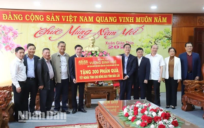 Thừa ủy quyền của Chủ tịch Quốc hội Vương Đình Huệ, đồng chí Bùi Văn Cường, Ủy viên Trung ương Đảng, Ủy viên Ủy ban Thường vụ Quốc hội, Tổng Thư ký, Chủ nhiệm Văn phòng Quốc hội đã trao tặng 300 suất quà Tết của Chủ tịch Quốc hội Vương Đình Huệ cho Tỉnh ủy Đắk Lắk để tặng cho đồng bào các dân tộc tỉnh Đắk Lắk. 
