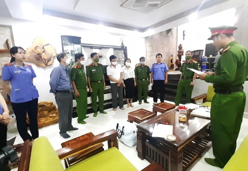 Cơ quan Cảnh sát điều tra tống đạt quyết định bắt tạm giam bị can Trịnh Quang Trí tại nhà riêng. 