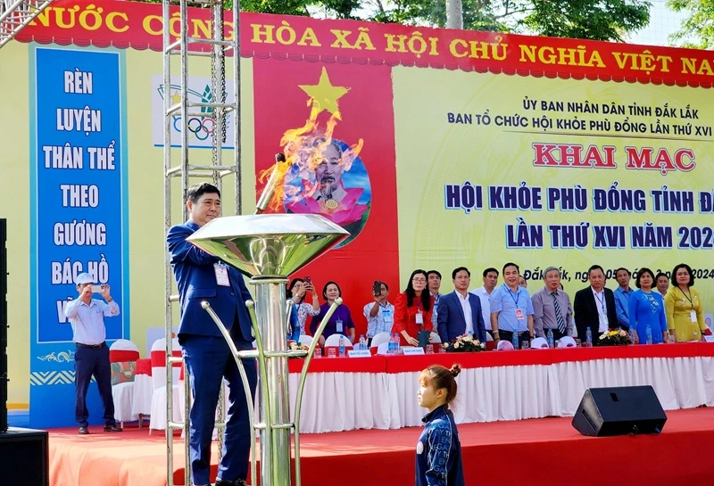Giám đốc Sở Giáo dục và Đào tạo tỉnh Đắk Lắk Phạm Đăng Khoa, Trưởng Ban tổ chức Hội khỏe Phù Đổng tỉnh Đắk Lắk lần thứ XVI năm 2024 thắp ngọn đuốc truyền thống của Hội khỏe Phù Đổng.