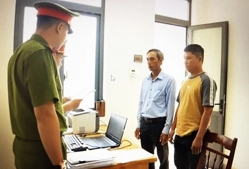 Cơ quan cảnh sát điều tra Công an huyện Krông Pắc tống đạt quyết định khởi tố bị can đối với Nguyễn Hồng Trường và Đoàn Hồng Trí.